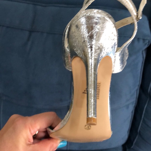 A.n.a Women’s size 9 stiletto heels silver crinkle - Picture 3 of 8